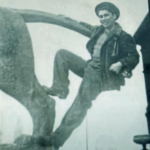 Young Maury Lapp, grabbing the lion's tail in front to the Art Institute of Chiccago