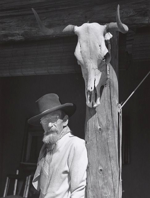 Photo of Maynard Dixon with steer's skull