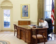 Barrack Obama with Hassam's painting "The Avenue in the Rain" in the Oval Office